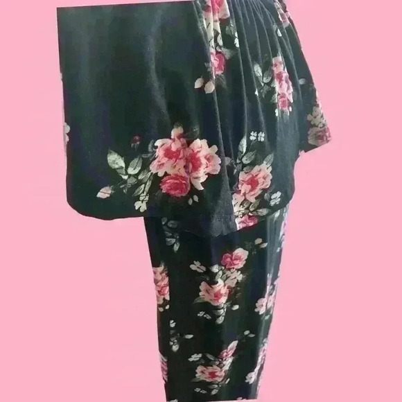 Plus size black dress with flower print. - Picture 2 of 6